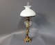 Petroleums bordlampe i messing med figur og hvid glas kuppel fra ca. år 1880.5000m2 udstilling.
