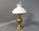 Petroleum bordlampe i messing med hvid glas kuppel.5000m2 udstilling.