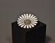 Marguerit broche i 925 sterling sølv og emalje af A. Michelsen.
