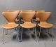 Et sæt af 6 Syver stole, model 3107, designet af Arne Jacobsen og fremstillet hos Fritz Hansen.5000m2 udstilling.