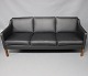 2209 BM 3-Pers Sofa i sort læder af Børge Mogensen og Fredericia Stolefabrik. 5000m2 udstilling.