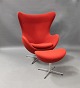 Ægget, model 3316, og skammel model 3327, polstret i rødt uld, af Arne Jacobsen og Fritz Hansen.5000m2 udstilling.
