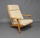 Armstol med høj ryg, model GE290A, designet af Hans J. Wegner og GETAMA.5000m2 udstilling.
