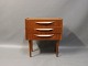 Lille kommode i teak af dansk design fra 1960erne. 5000m2 udstilling.
