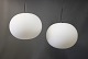 Et par Glo-Ball pendler designet af Jasper Morrison i 1998 for Flos.5000m2 udstilling.