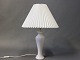 Bordlampe i hvidt opal glas af Holmegaard. 5000m2 udstilling. 