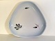 Bing & GrondahlFalling LeavesTriangular dish# 40*50kr