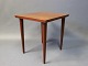 Lille sidebord i teak designet af Finn Juhl og fremstillet af France og Søn i 1960erne. 5000m2 udstilling.