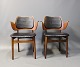 Et sæt armstole af Arne Hovmand Olsen i teak og polstret med sort klassisk læder af Dansk Design fra 1960erne.5000m2 showroom.