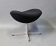 Skammel til Ægget, model 3127, polstret i sort Hallingdal uld, af Arne Jacobsen og Fritz Hansen.5000m2 udstilling.