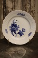 Royal Copenhagen Blå Blomst svejfet frokost tallerken.Dia.:22cm. 10/1623.