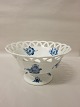 Royal Copenhagen, Blå Blomst, frugtopsatsKongelig/RC frugtopsats fra før 1928Den meget elegante frugtopsats er med brudt kantH: 15cm, Diam: 25cm