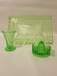 Presset grønt glas, bestående af bakke, vase og citronpresser.Bakke: 29,5 x 19,5cm - Vase H: 10,5cm - Citronpresser: diam 9,5cm