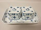 Royal Copenhagen skrivesæt i porcelæn, Musselmalet, med bakke samt 2 blækhuse inkl. 1 låg til hverDette sæt fra den kongelige porcelænsfabrik er fra før 1923Fadets mål: 22cm x 15,5cm