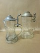 Krus i glas med tinlåg med gækkeDkr.425,- pr. stk.H.: 17,5cm (venstre) og 19,5cm (højre)