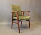 Armstol i teak og polstret i grønt stof af Dansk design fra 1960erne.5000m2 udstilling.