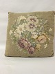 Pyntepude, håndbroderet med petit point (meget små korssting over kun 1 tråd) Mål: 28cm x 28cm