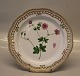Kongelig Dansk Porcelæn Flora Danica 20-3526 "Geranium palustre L. Dækketallerken 27.4 cm (0380) med gennembrudt kant  (1969)