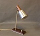 Lille bordlampe med skærm af stål og stel af palisander, dansk design fra 1960erne.5000m2 udstilling.