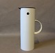 Stelton EM77 termokande i lyseblå plast, designet af Erik Magnussen. 