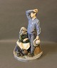 Stor Kgl. porcelænsfigur, mand med le og kone.5000m2 udstilling.