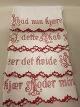 Hyldeborder, håndbroderede, gamle, danskeSæt med 4 stk. med sammenhængende vers. Bruges til at lægge på hylderne i skabet, således at teksten kan ses på hyldens frontkant.Tekst på verset, - se uddybende tekstBemærk: Lille hul på ét stykke