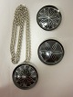 Vintage, Tinsmykker, Design: Jørgen JensenSølvsmeden Jørgen Jensen Diameter for vedhæng/broche: ca. 5cm Kædens længde: 80cm