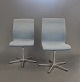 Et par Oxford kontorstole i blåt stof af Arne Jacobsen og Fritz Hansen.5000m2 udstilling.