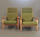 Et par armstole med høj ryg, model GE290A, af Hans J. Wegner og GETAMA.5000m2 udstilling.