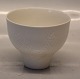 Kongelig Dansk 4478 Kgl. Hvid vase med relief 9 x 11.5 cm Gerd Bøgelund