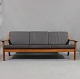 Tre personers sofa i teak og med hynder af sort læder af Juul Kristensen og Glostrup Møbelfabrik.5000m2 udstilling.