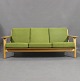3 personers sofa, model GE290, i eg og grønt Hallingdal uld af Hans J. Wegner og Getama.5000m2 udstilling.