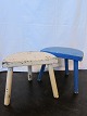 Skammel af træGammel, hvid eller blå skammelGod som ekstra siddeplads, som dekoration eller til potteplanterH: 28,5cm, L: 33,5cm, D: 21,5cm