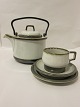 Bing & Grøndahl Tema StonewareTekande, kop m/underkop, kagetallerkenTekande: solgt, Tekop m/underkop Dkr. 90,-, Kagetallerken Dkr 30,-Vi har flere dele til B&G Tema-SerieKontakt os venligst for information