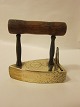 Messing strygejern, med meget smuk dekoration og et  smukt træhåndtag   Ca. 1800Intet varmejern indvendigH: 14,5cm, L: 14cm