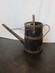 Vandkande/"Dypkande"Gammel vandkande i træ og jern med lang tudHåndtag i toppen og på sidenH: 49cm, Diam: 23cm, L: inkl. tud og håndtag: 61cm