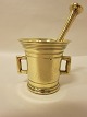 Morter af messingMorter med pistil/støderFra 1700-talletUtydeligt stempelH: 8,5cm, øverste diam: 8,5cm, nederste diam: 6cm, diam inkl. hank: 10cm