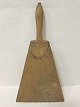 Skættehånd af træFra ca. 1850L: 45,5cm, B: 24,5cmSkættehånden blev anvendt sammen med skættehånden ved bearbejdning af hørVi har et stort udvalg af håndarbejdsredskaber, som er gamle eller sågar antikke