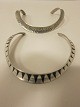HalsringVintage smykkerStemplet: Jørgen Jensen Denmark Pewter Handmade Design: Jørgen JensenVi har et bredt udvalg af tinsmykker