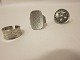 Fingerringe af TinVintage smykkerBemærk: Ringen kan fleksibelt tilpasses i størrelsenStemplet: Jørgen Jensen Denmark PewterDesign: Jørgen JensenVi har et udvalg af tinsmykker