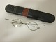 Briller inkl. etuiGamle briller med etui påtrykt: A. Petersen, Uhrmager & Optiker, Nordborg