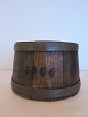 Skæppemål af træ fra 1906Med jernbånd, 1/16-skæp StempletD top: 15,5cm, D bund: 17,5cm