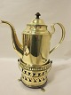 Kaffekande af messing inkl. underdelFra ca. 1830H Kande: 20cm, Diam: 11cmH underdel: 10cm, Diam: 13cm