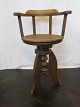 BarnefrisørstolAntik barnefrisørstol med sæde af rørfletFra starten af 1900-talletÆldre reparation ved fødderH: 78cmSæde H: 52cm, D: 38cm