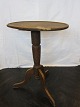 Søjlebord, ovaltFra ca. 1820Med ådring-bemaling (ca. 1850-1860)H: 73cm, bordplade 54,5cm x 37,5cm