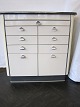 Klinikskab (tandlægeskab/lægeskab)Mærke: ADMI-PLASTONSkuffer m. plastikindsatsH: 88cm, B: 88cm, D: 46,5cmGod stand, dog topplade m. brugsspor