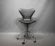 Syver kontorstol, model 3117, i klassisk sort læder af Arne Jacobsen og Fritz Hansen.5000m2 udstilling.