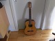 Levin GuitarAkustisk Levin-guitar, i rigtig god og flot stand, og én af dem, der er lavet i SverigeModel: LG18Serienr.: 559776På etikette står: Handmade in SwedenFørstegangskøb fra ny  i 1979 og ejet af samme ejer sidenFlot stand