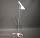 Hvid gulvlampe designet af Arne Jacobsen i 1960 og fremstillet af Louis Poulsen. 5000m2 udstilling.