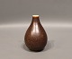 Keramik vase i mørkebrun glasur, nr.: 37 af Saxbo.5000m2 udstilling.